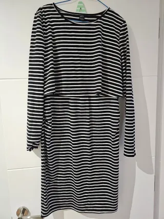 Due vestiti per l'allattamento