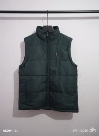 Chaleco acolchado 65% algodón y 35% poliéster.