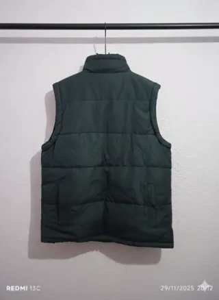 Chaleco acolchado 65% algodón y 35% poliéster.