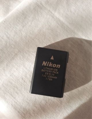 Cámara Nikon D3200 con dos objetivos.