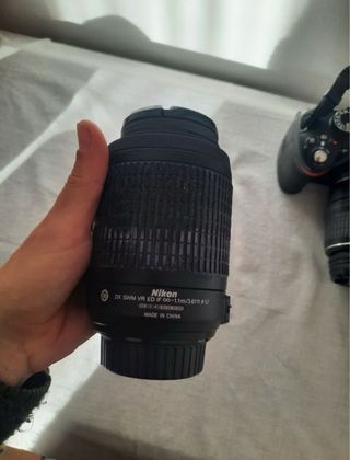 Cámara Nikon D3200 con dos objetivos.