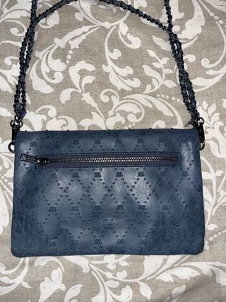 Bolso clutch bandolera de polipiel con tachuelas