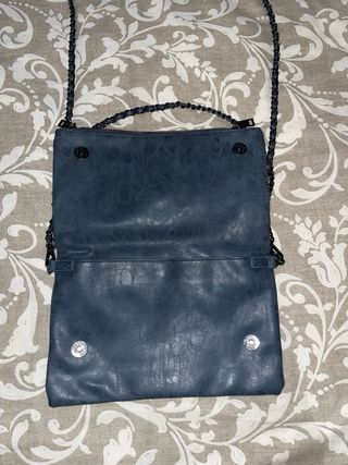 Bolso clutch bandolera de polipiel con tachuelas