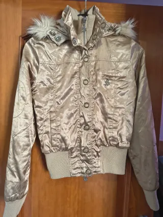 Chaqueta bomber dorada con capucha