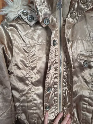 Chaqueta bomber dorada con capucha