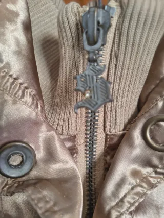 Chaqueta bomber dorada con capucha