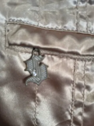 Chaqueta bomber dorada con capucha