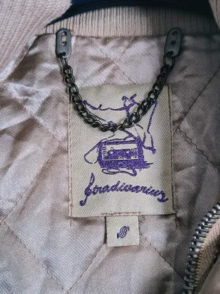 Chaqueta bomber dorada con capucha