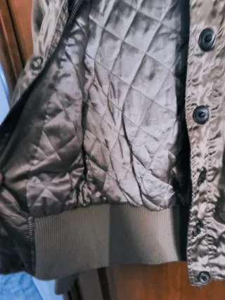 Chaqueta bomber dorada con capucha