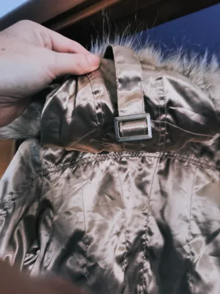 Chaqueta bomber dorada con capucha