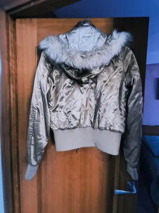 Chaqueta bomber dorada con capucha