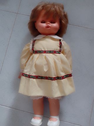 Muñeca clásica vestido amarillo