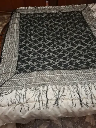 Manton de encaje negro y gris con flecos