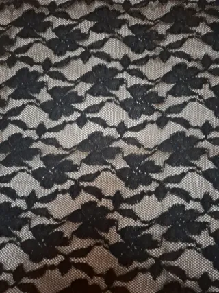 Manton de encaje negro y gris con flecos