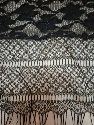 Manton de encaje negro y gris con flecos
