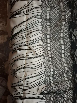 Manton de encaje negro y gris con flecos