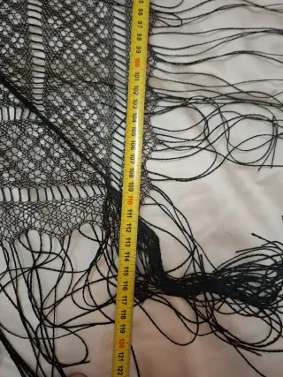 Manton de encaje negro y gris con flecos