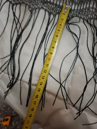 Manton de encaje negro y gris con flecos