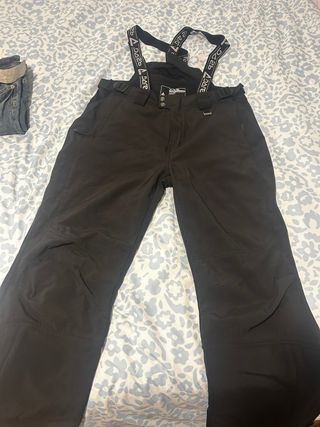 Mono de esquí negro con tirantes