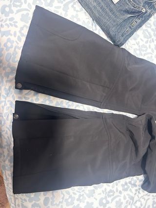 Mono de esquí negro con tirantes