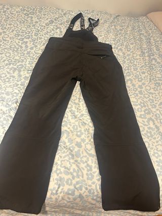 Mono de esquí negro con tirantes