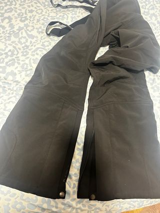 Mono de esquí negro con tirantes