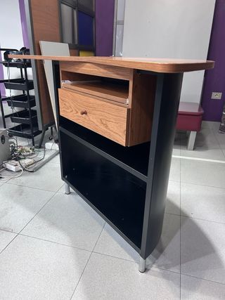 Mostrador curvo madera y negro