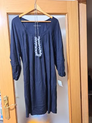 Vestido negro NUEVO y collar cuentas transparentes