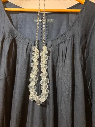 Vestido negro NUEVO y collar cuentas transparentes