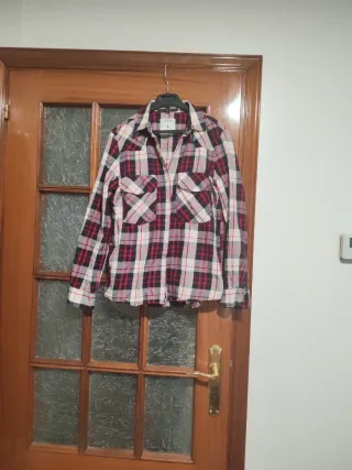 Camisa de cuadros roja y negra