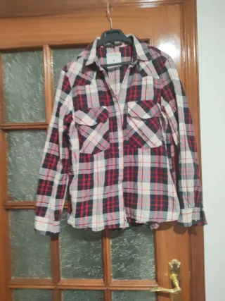 Camisa de cuadros roja y negra