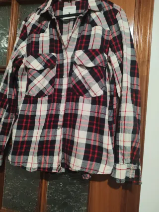 Camisa de cuadros roja y negra