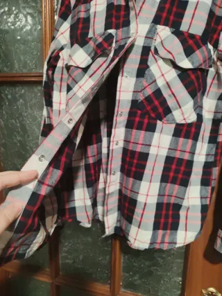 Camisa de cuadros roja y negra