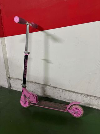Patinete infantil plegable rosa con luces.
