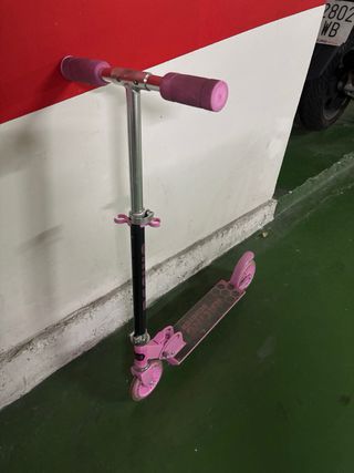 Patinete infantil plegable rosa con luces.