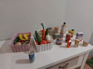 Cocinita de madera con complementos .