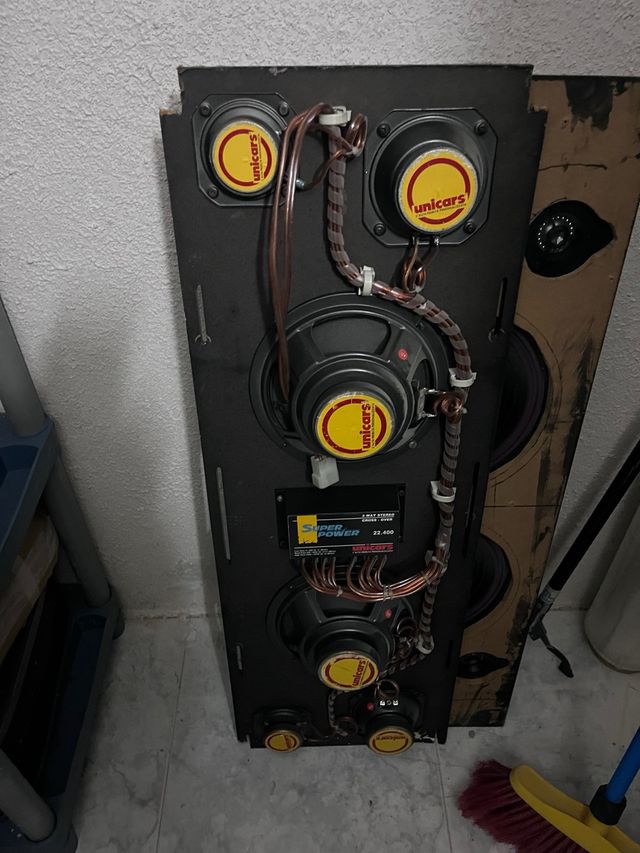 Bandeja altavoces coche Unicars