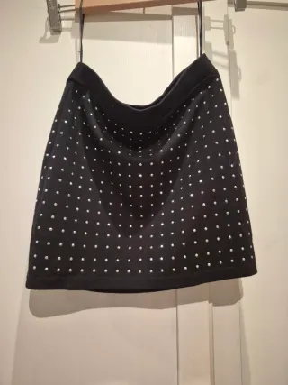 Falda corta negra con diamantes