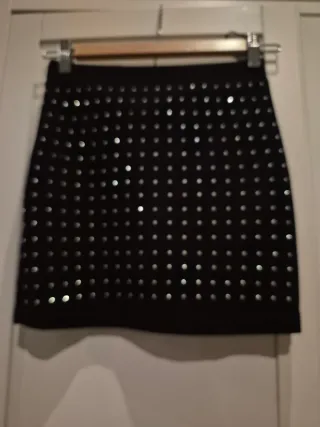 Falda corta negra con diamantes