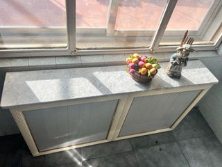 Cubre radiador antiguo mármol y madera