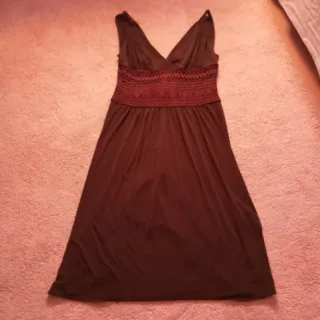 Es un vestido verde talla G