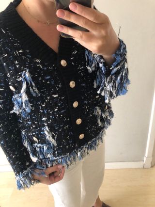 Cárdigan tweed negro con flecos