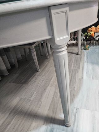 Mesa de comedor ovalada de cristal y madera