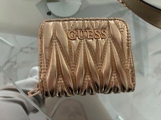 Bolso y cartera Guess dorada