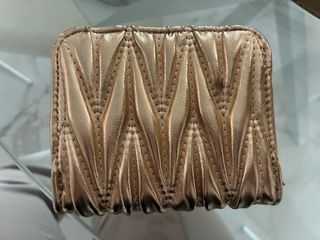 Bolso y cartera Guess dorada