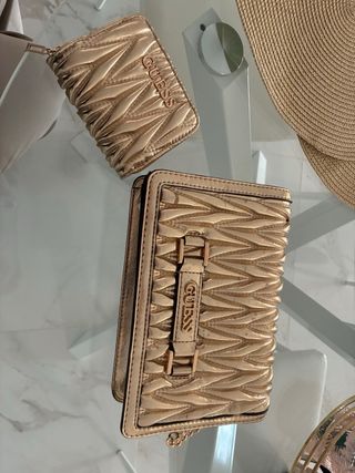 Bolso y cartera Guess dorada
