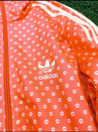 Chaqueta Adidas Fucsia con BESOS Blancos