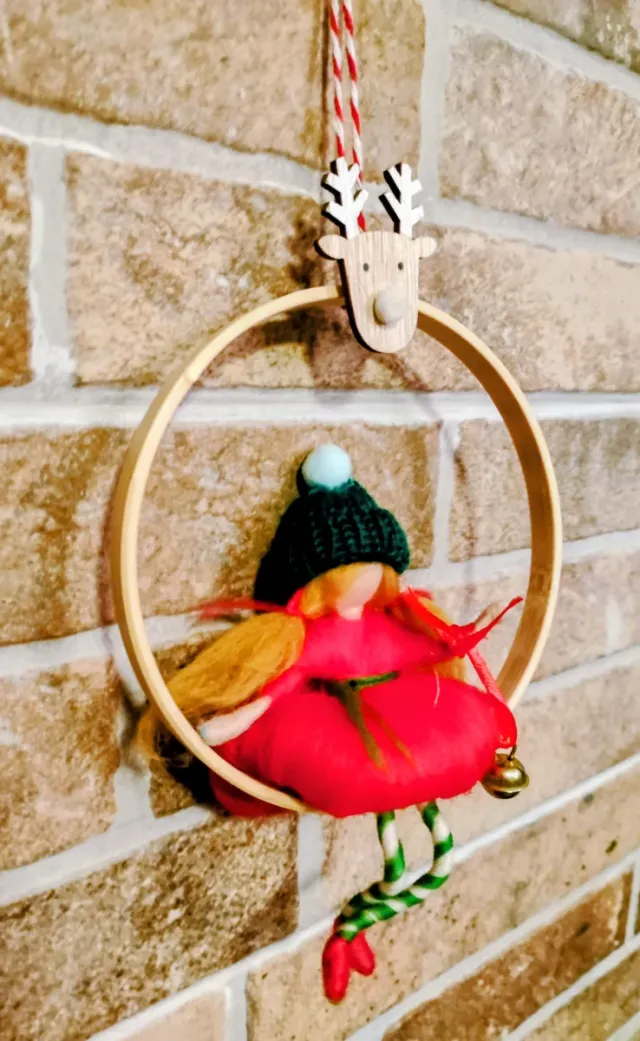 Bambola natalizia in lana cardata