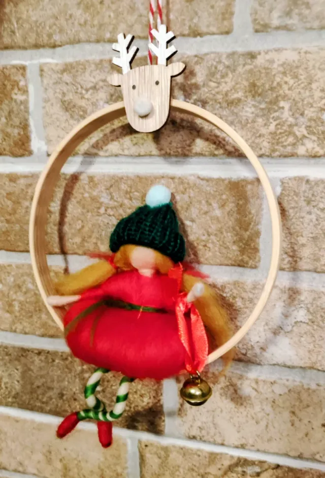 Bambola natalizia in lana cardata