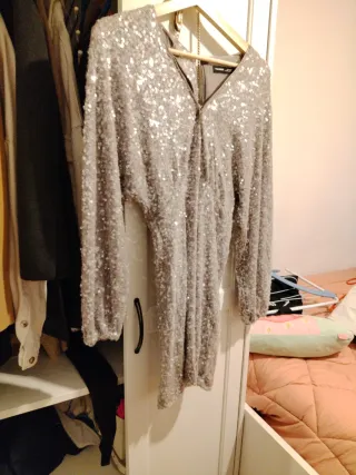 Vestido corto lentejuelas plateado .elastico